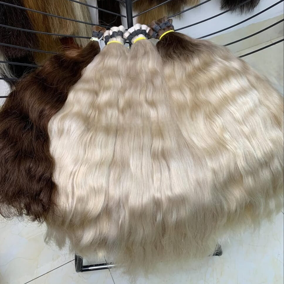 Aufreihung verschiedener Echthaar Produkte mit verschiedenen Haarfarben