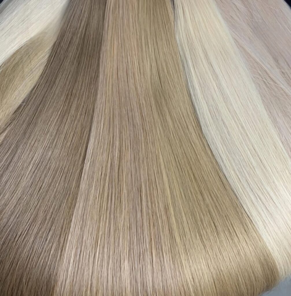 Verschiedene Modelle glatter Echthaar-Extensions