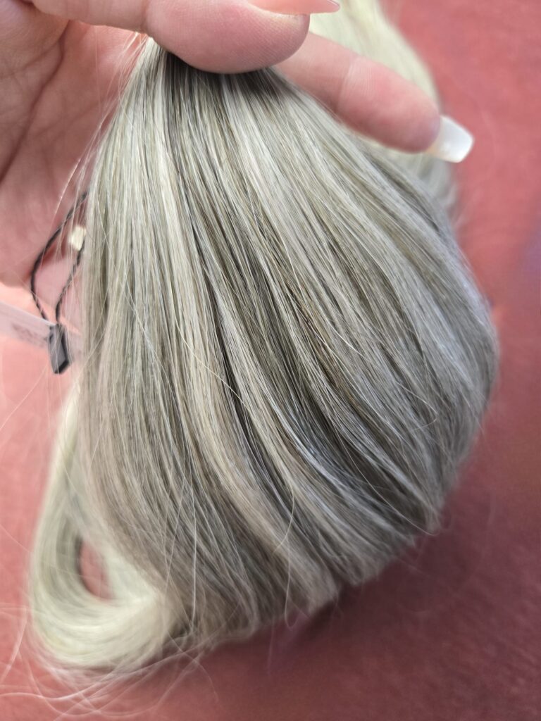 Tape Extensions Invisible Tape 55 cm 100 g · Kühles Aschblond gesträhnt