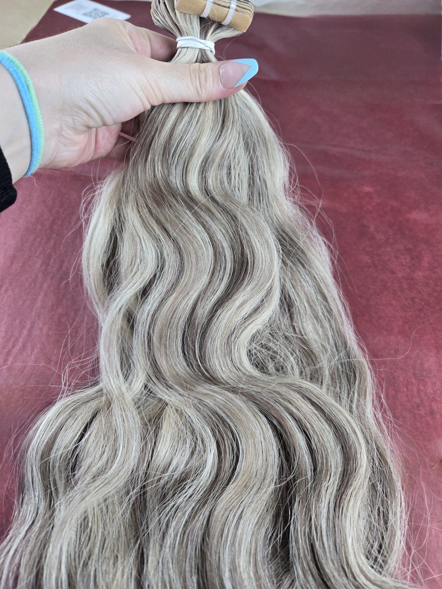 Tape Extensions Long Tape 40 cm, Farbe Kühles Cremeblond #60C und Dunkel-Aschblond #6.1, normal gewellt