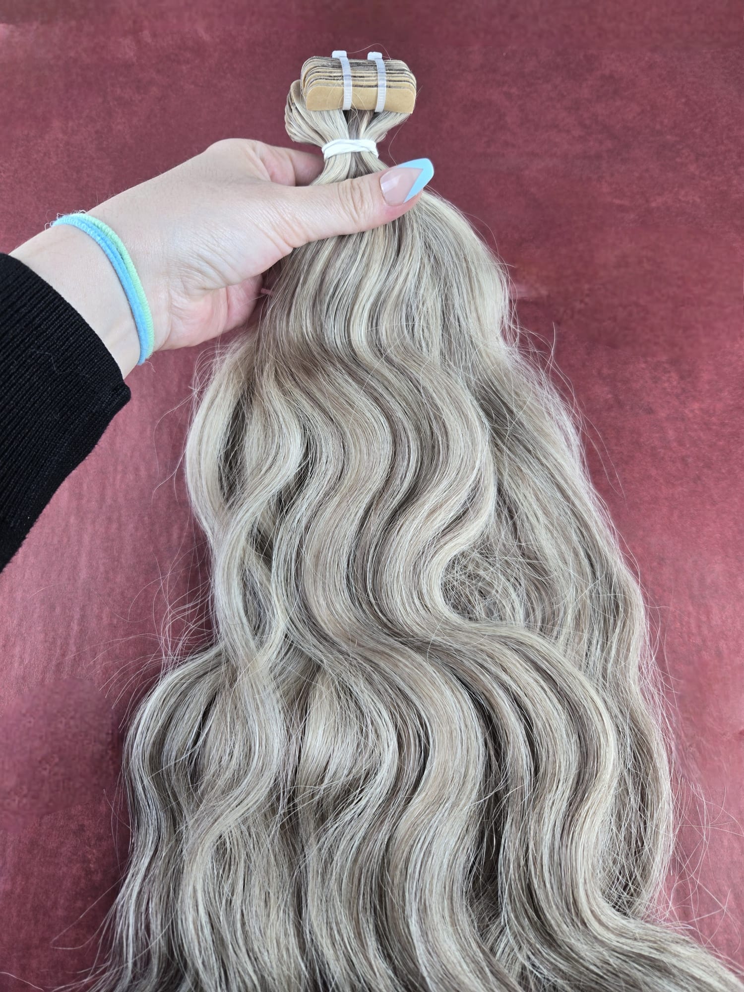 Tape Extensions Long Tape 40 cm, Farbe Kühles Cremeblond #60C und Dunkel-Aschblond #6.1, normal gewellt