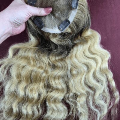Echthaar-Topper mit Clips, blond gewellt mit dunklerem Ansatz, auf bordeauxfarbenem Grund